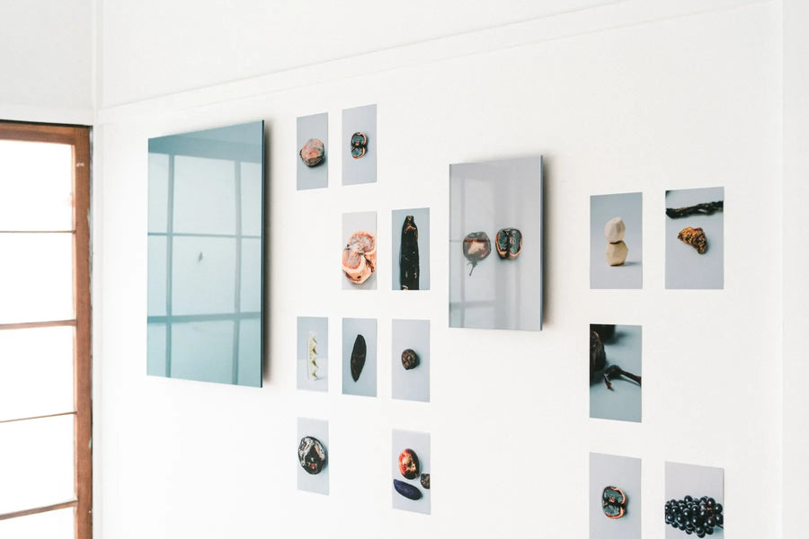 木枠の窓から光が入るArt Room SMの白い壁に作品が並ぶ展示風景