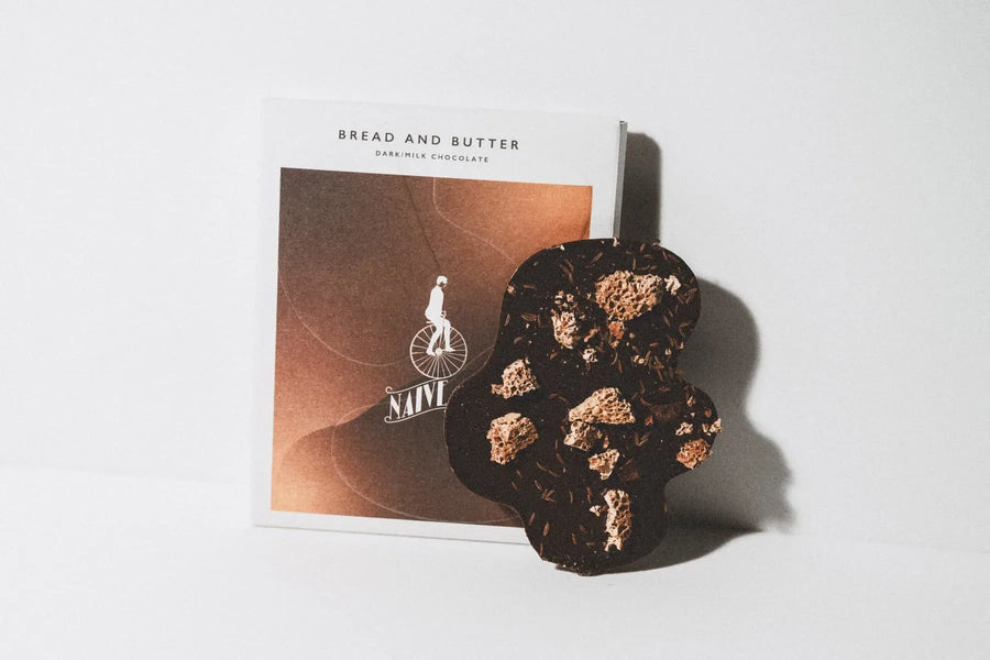 Chocolate Naiveのブレッド＆バターのパッケージと、黒パンの粒が見えるチョコレート