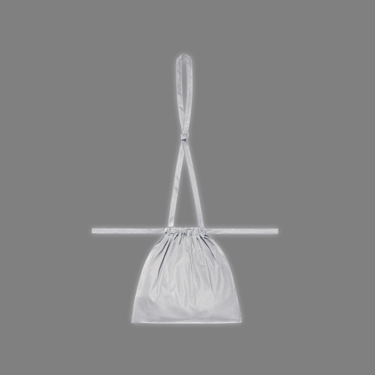 光を反射して明るく浮かぶReflective MaterialのStrap SS 30