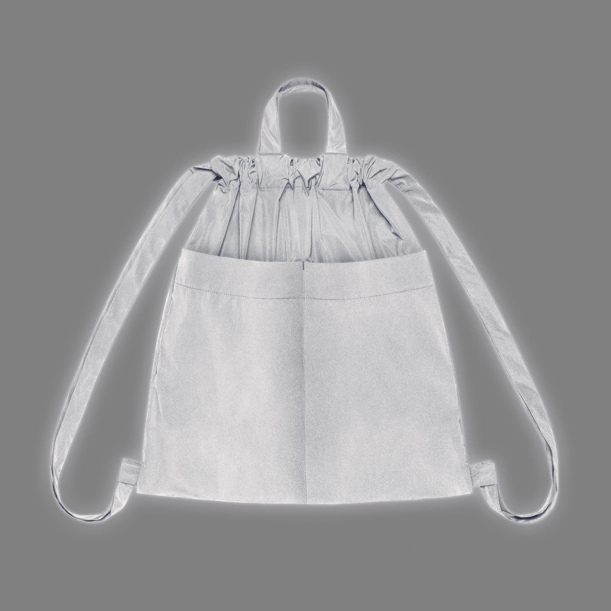 光を反射して明るく浮かぶReflective Materialのバックパック（前面のポケット）