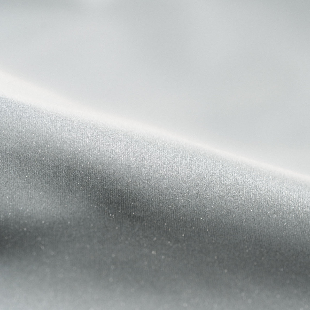 光を受けて粒子が輝くReflective Materialの生地