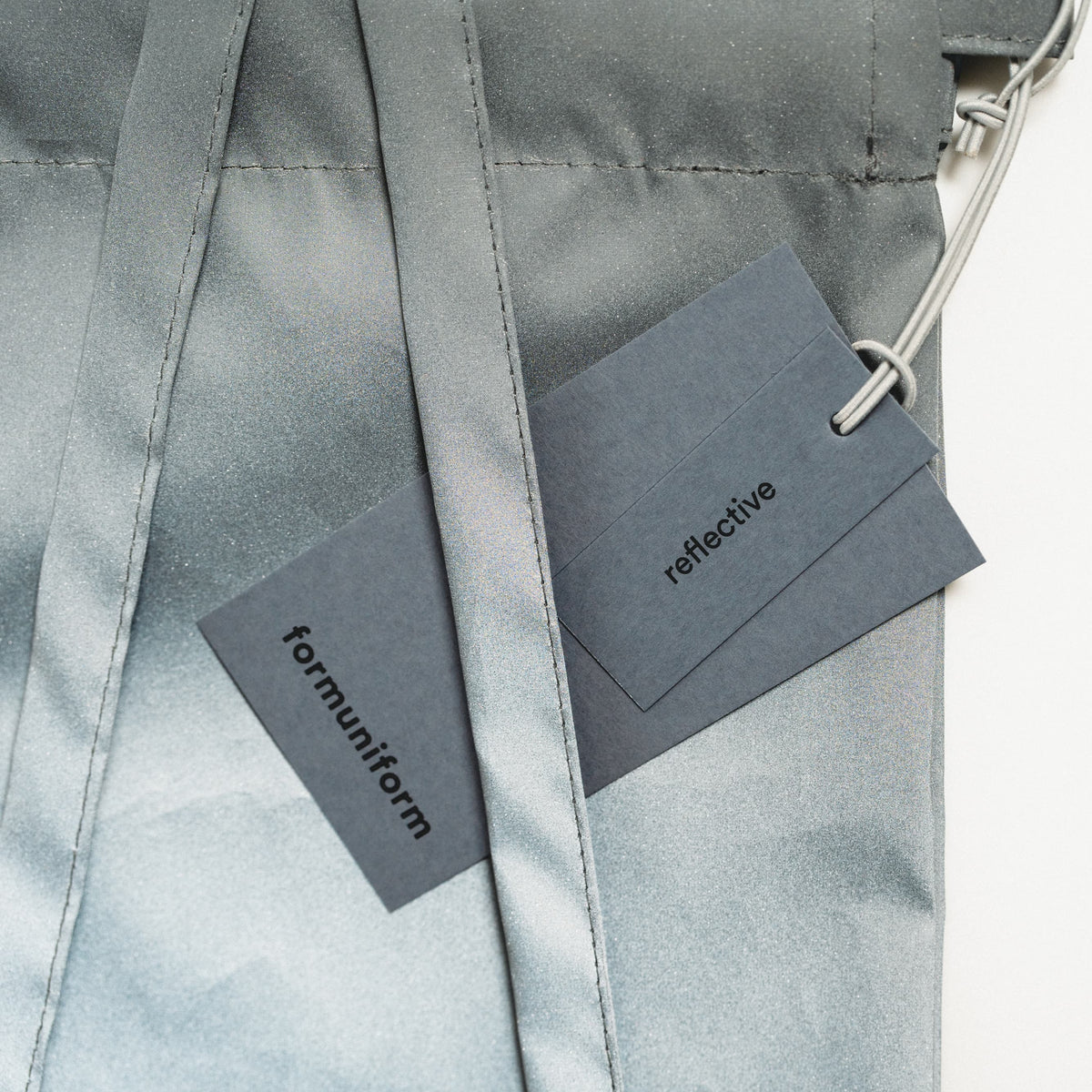 formuniformとreflectiveの2枚のタグが付いた生地